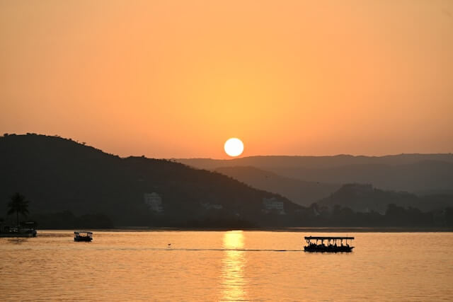 boat ride in lake pichola 